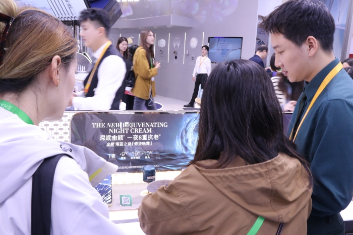 專業(yè)觀眾試用海藍(lán)之謎緊致煥顏精華晚霜