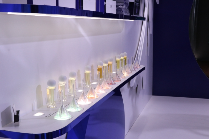 圖為化妝品企業(yè)香水展示區(qū)。