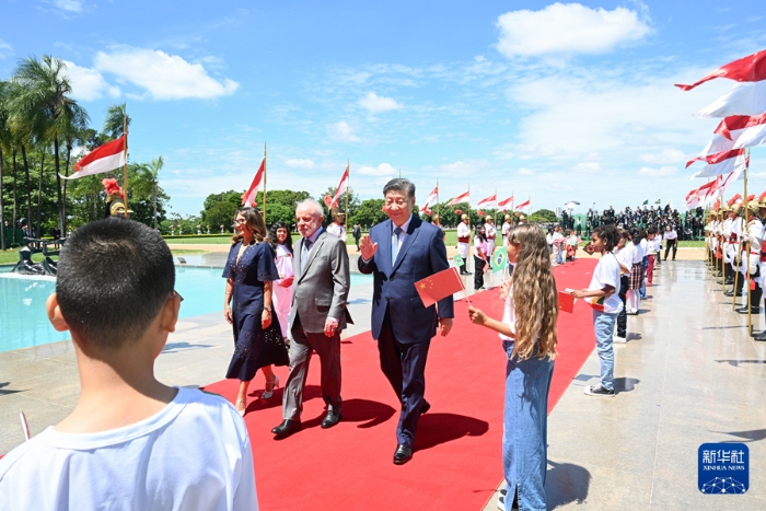 2 當(dāng)?shù)貢r(shí)間11月20日上午，國家主席習(xí)近平在巴西利亞總統(tǒng)官邸黎明宮同巴西總統(tǒng)盧拉舉行會(huì)談。會(huì)談前，盧拉總統(tǒng)和夫人羅桑熱拉熱情迎接習(xí)近平，并為習(xí)近平舉行隆重盛大歡迎儀式。新華社記者 李學(xué)仁 攝