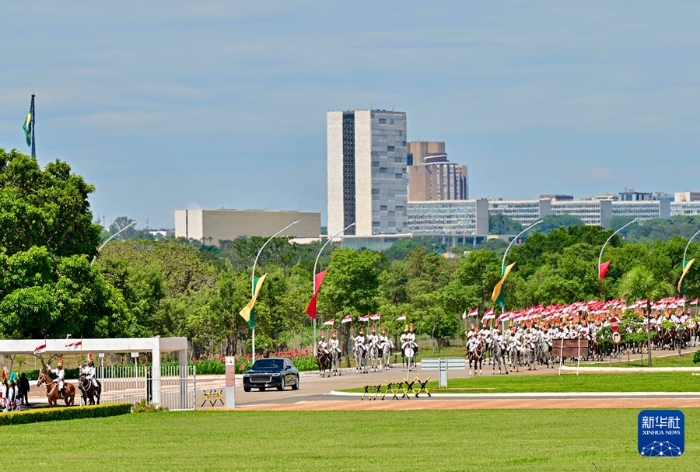 當(dāng)?shù)貢r(shí)間11月20日上午，國家主席習(xí)近平在巴西利亞總統(tǒng)官邸黎明宮同巴西總統(tǒng)盧拉舉行會(huì)談。會(huì)談前，盧拉總統(tǒng)和夫人羅桑熱拉熱情迎接習(xí)近平，并為習(xí)近平舉行隆重盛大歡迎儀式。新華社記者 翟健嵐 攝