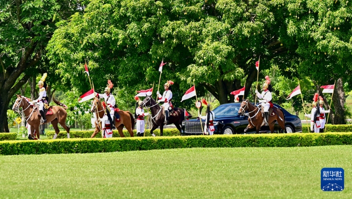 當(dāng)?shù)貢r(shí)間11月20日上午，國家主席習(xí)近平在巴西利亞總統(tǒng)官邸黎明宮同巴西總統(tǒng)盧拉舉行會(huì)談。會(huì)談前，盧拉總統(tǒng)和夫人羅桑熱拉熱情迎接習(xí)近平，并為習(xí)近平舉行隆重盛大歡迎儀式。新華社記者 翟健嵐 攝