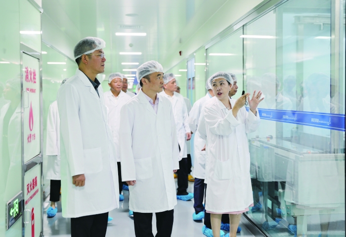 8月22日，湖南省藥監(jiān)局黨組書(shū)記、局長(zhǎng)歐陽(yáng)志剛（前排中）在湖南科倫制藥有限公司粉液雙室袋生產(chǎn)車(chē)間調(diào)研。 湖南省藥監(jiān)局供圖