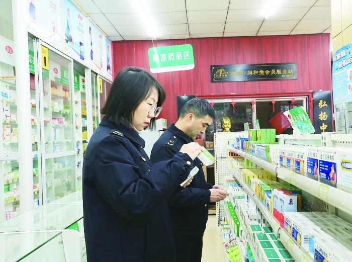 圖①為2024年1月23日，在“年關(guān)守護(hù)（2024）”專項(xiàng)行動(dòng)中，衡陽(yáng)市市場(chǎng)監(jiān)管局工作人員在零售藥店開展檢查。