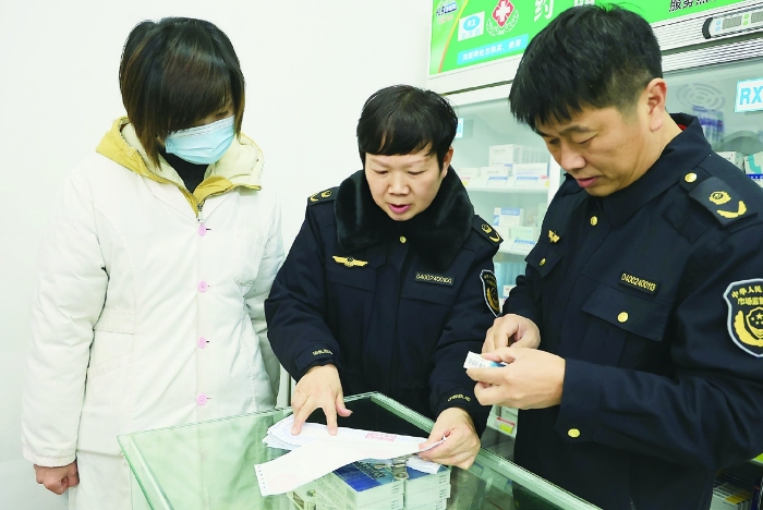 圖②為2024年1月30日，在藥品檢查專項(xiàng)行動(dòng)中，衡陽(yáng)市市場(chǎng)監(jiān)管局工作人員正在零售藥店查看臺(tái)賬資料。