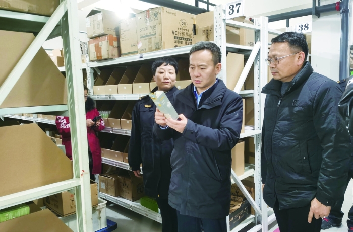 圖為2024年2月2日，為加強(qiáng)化妝品監(jiān)管，湘潭市市場(chǎng)監(jiān)管局黨組書(shū)記、局長(zhǎng)趙波（中）在湖南開(kāi)美美妝有限公司督查化妝品安全工作。