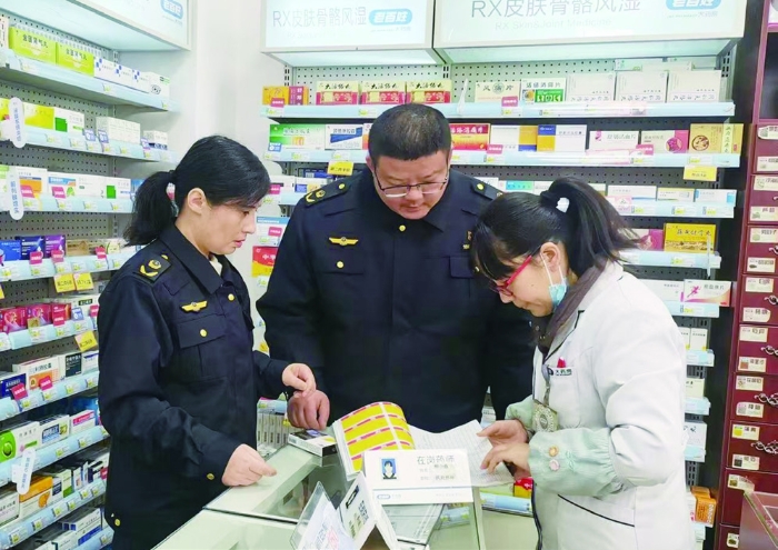 左圖為2023年11月6日，為切實(shí)保障公眾用藥安全，湘潭市市場(chǎng)監(jiān)管局執(zhí)法人員在湘鄉(xiāng)市老百姓大藥房進(jìn)行日常巡查。