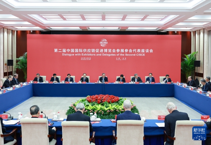 11月25日，國務(wù)院總理李強(qiáng)在北京同第二屆中國國際供應(yīng)鏈促進(jìn)博覽會參展參會企業(yè)代表座談。新華社記者 王曄 攝