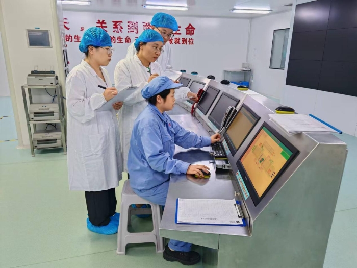 圖為第三分局執(zhí)法人員在一家生產(chǎn)企業(yè)車(chē)間現(xiàn)場(chǎng)檢查第二類(lèi)精神藥品生產(chǎn)過(guò)程環(huán)境在線(xiàn)監(jiān)測(cè)情況。