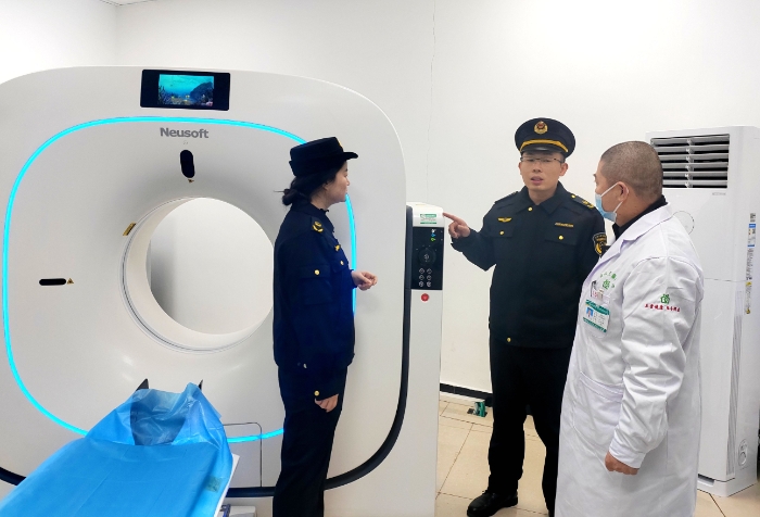 圖為執(zhí)法人員在一醫(yī)療器械使用單位檢查X光檢測儀使用情況。