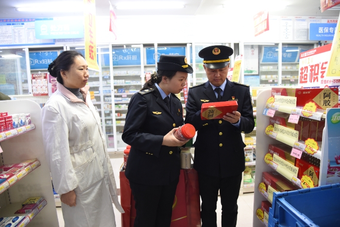 圖為11月29日，開(kāi)封市市場(chǎng)監(jiān)管局城鄉(xiāng)一體化示范區(qū)分局金耀市場(chǎng)監(jiān)管所執(zhí)法人員在一家藥店檢查滋補(bǔ)類藥品的包裝、標(biāo)簽。
