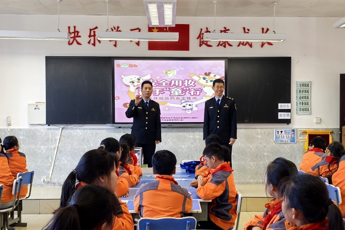 圖為灞橋區(qū)市場(chǎng)監(jiān)管局工作人員向師生介紹化妝品相關(guān)知識(shí)。