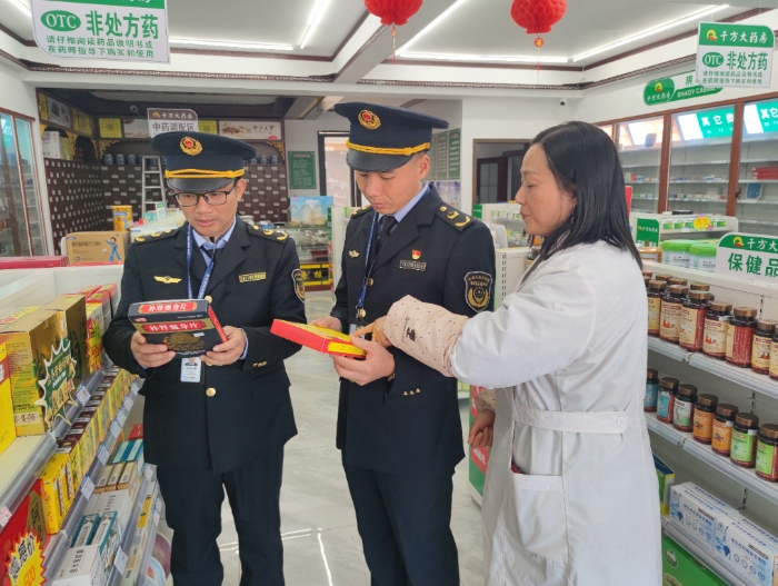 圖為該局執(zhí)法人員在一家藥品零售企業(yè)檢查補血、補氣藥品。（通訊員鄢國卿 攝）