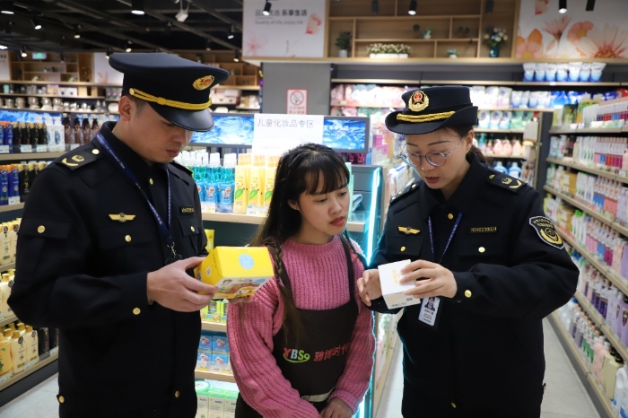 圖為該局執(zhí)法人員在一家商超指導(dǎo)檢查兒童化妝品的標(biāo)簽標(biāo)識信息。（蔣嬋玨 孫建新 攝）