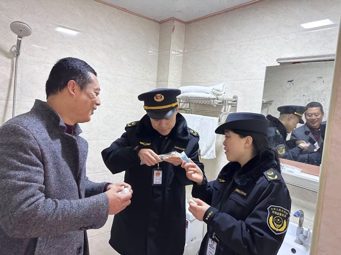 圖為12月10日，該局馬武鎮(zhèn)市場監(jiān)管所執(zhí)法人員在一家賓館檢查化妝品的標(biāo)簽標(biāo)識是否完整。