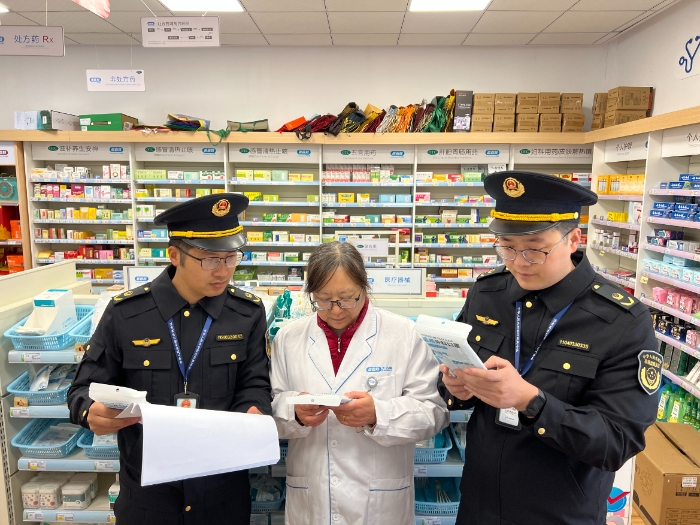 圖為該局執(zhí)法人員在一家藥店檢查冬季常用醫(yī)療器械。（黃元斌 孫建新 攝）