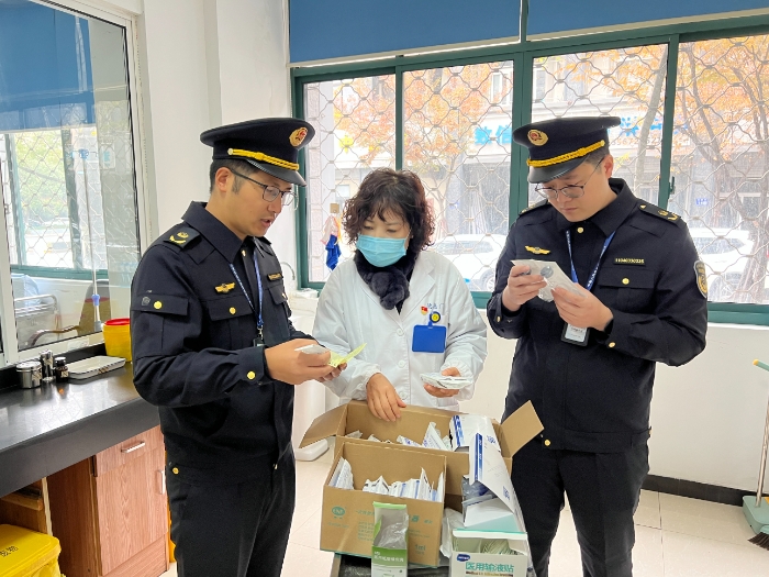 圖為該局執(zhí)法人員在一家民營醫(yī)院檢查相關(guān)輸液器械的包裝、標(biāo)簽、采購等是否符合規(guī)定。（黃元斌 孫建新 攝）