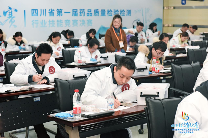 圖為中藥實操考試現(xiàn)場。