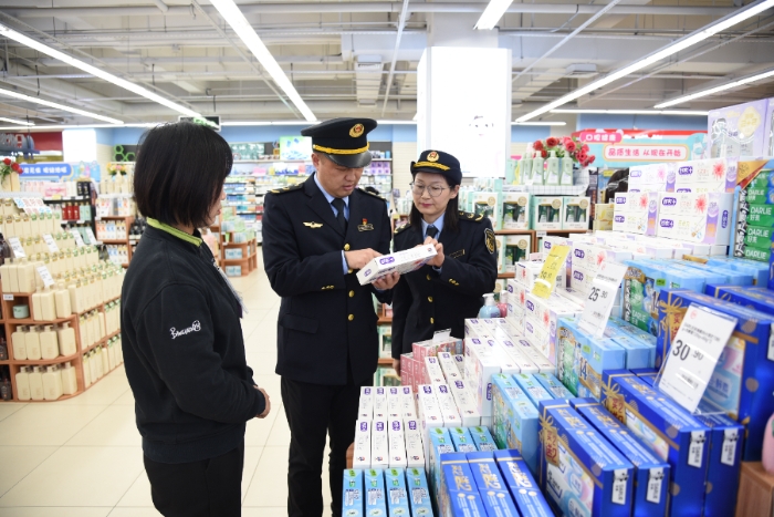 圖為該局執(zhí)法人員在一家超市內(nèi)檢查牙膏的標(biāo)簽標(biāo)識(shí)是否符合要求。