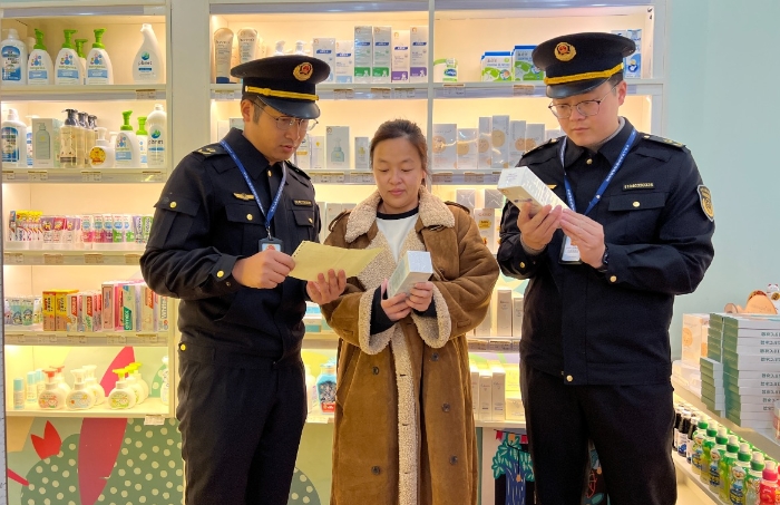 圖為該局執(zhí)法人員在一家母嬰店檢查兒童化妝品包裝、標簽、購進驗收等是否符合規(guī)定。（黃元斌 孫建新 攝）