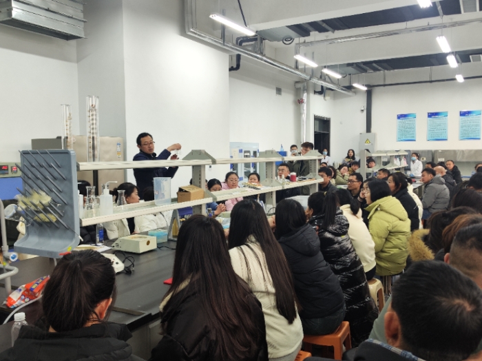 圖為臨沂大學教授向參訓學員現(xiàn)場講授化妝品檢驗操作技能。（楊永波 攝）