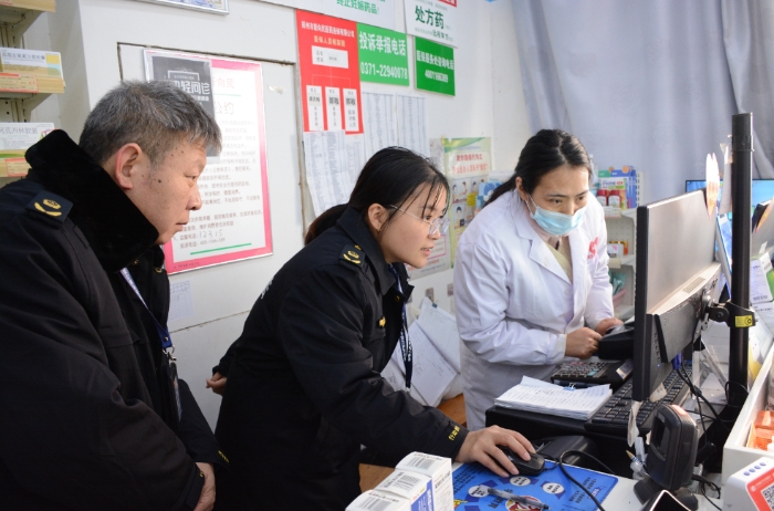 圖為該局執(zhí)法人員在一家藥店檢查藥品追溯掃碼使用情況。（通訊員韓吳琦 攝）