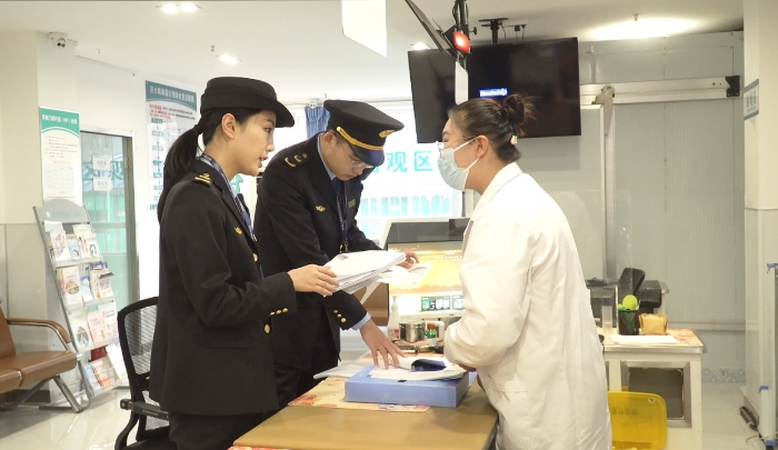 圖為該局執(zhí)法人員檢查安禾綜合門診部疫苗采購、運(yùn)輸和儲存記錄單。