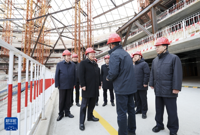 1月2日，中共中央政治局常委、國務(wù)院總理李強(qiáng)在山東濟(jì)南調(diào)研。這是李強(qiáng)在黃河體育中心察看施工進(jìn)展。新華社記者 丁海濤 攝