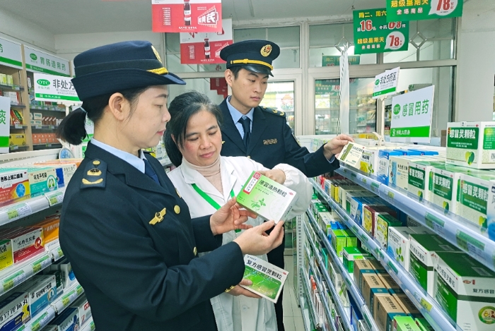 圖為2月6日，該局執(zhí)法人員對一家藥店在售藥品進(jìn)行檢查。（通訊員 王雨林?jǐn)z）