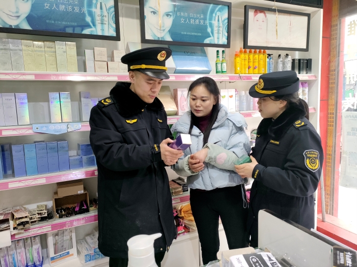 圖為2月18日，該局執(zhí)法人員在一家專(zhuān)賣(mài)店檢查化妝品銷(xiāo)售情況。