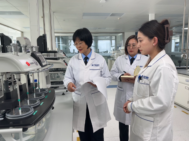 圖為監(jiān)管人員在企業(yè)QC實(shí)驗(yàn)室詢問(wèn)溶出儀的操作規(guī)程、儀器校準(zhǔn)、性能確認(rèn)等情況。