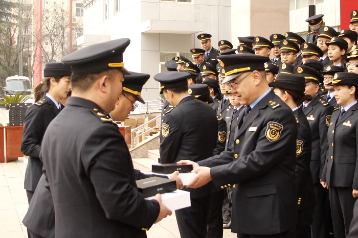 圖為儀式現(xiàn)場(chǎng)，陜西省藥監(jiān)局領(lǐng)導(dǎo)向執(zhí)法人員代表發(fā)放了執(zhí)法裝備（賀一辰攝）