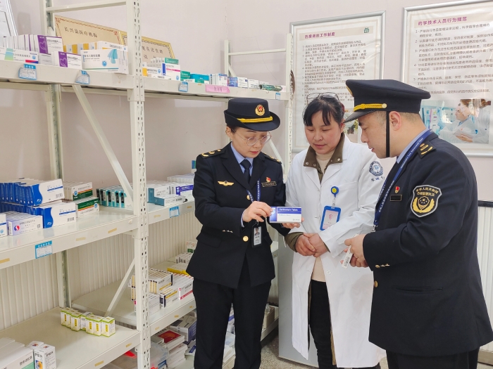 圖為該局執(zhí)法人員在一家衛(wèi)生服務站內(nèi)進行現(xiàn)場檢查指導。（李文 孫建新 攝）