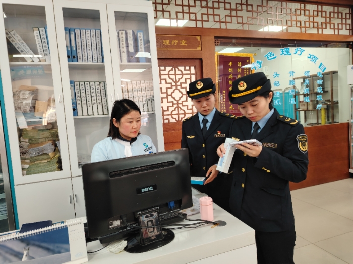 圖為2月26日，該局執(zhí)法人員在一家藥店檢查藥品網(wǎng)絡(luò)銷售情況。（通訊員韓吳琦 攝）