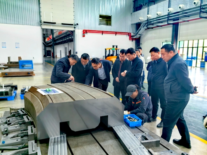 圖為中國工程院院士夏佳文為調(diào)研組講解重離子治療裝置偏轉(zhuǎn)磁鐵的部分組件。 圖為中國工程院院士夏佳文為調(diào)研組講解重離子治療裝置偏轉(zhuǎn)磁鐵的部分組件。