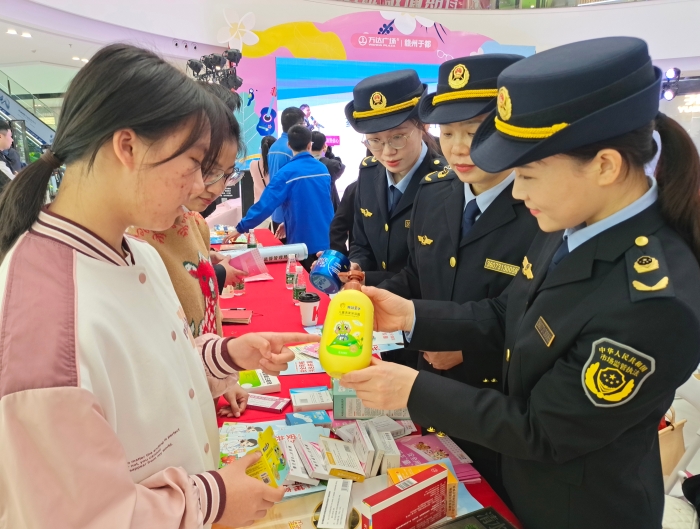 江西于都：學(xué)雷鋒紀(jì)念日開展“藥品化妝品安全”宣傳活動(dòng) (2)