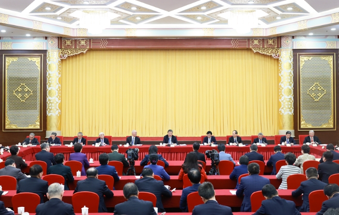 3月6日下午，中共中央總書記、國(guó)家主席、中央軍委主席習(xí)近平看望參加全國(guó)政協(xié)十四屆三次會(huì)議的民盟、民進(jìn)、教育界委員，并參加聯(lián)組會(huì)，聽取意見和建議。中共中央政治局常委、全國(guó)政協(xié)主席王滬寧，中共中央政治局常委、中央辦公廳主任蔡奇參加看望和討論。 新華社記者 王曄 攝