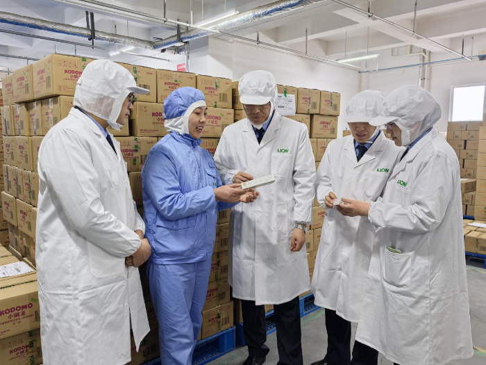 圖為檢查人員在庫房查看產(chǎn)品出入庫情況。（姜彥君 攝）