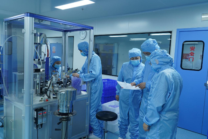 圖為檢查人員在生產(chǎn)車間查看產(chǎn)品生產(chǎn)記錄。（姜彥君 攝）