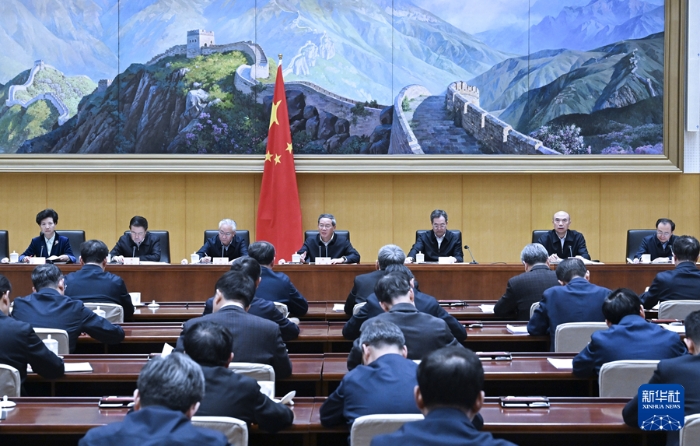 3月14日，國務院總理李強主持召開國務院第八次全體會議，深入學習貫徹習近平總書記在全國兩會期間的重要講話和全國兩會精神，對落實國務院2025年重點工作進行部署。新華社記者 饒愛民 攝