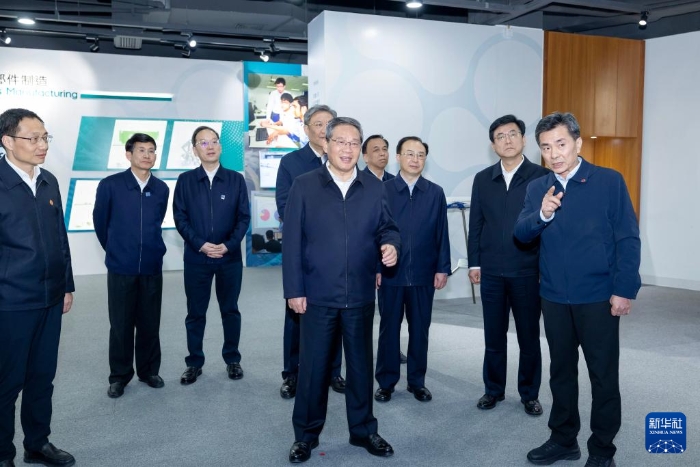 3月18日至20日，中共中央政治局常委、國務(wù)院總理李強在福建調(diào)研。這是3月19日，李強在廈門太古飛機工程有限公司，了解中國（福建）自由貿(mào)易試驗區(qū)廈門片區(qū)有關(guān)情況。新華社記者 劉彬 攝