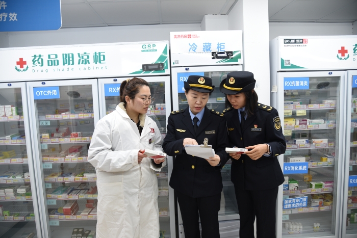 圖為4月3日，該局執(zhí)法人員在一家藥店核對(duì)藥品的購進(jìn)渠道信息。（通訊員 韓吳琦攝）