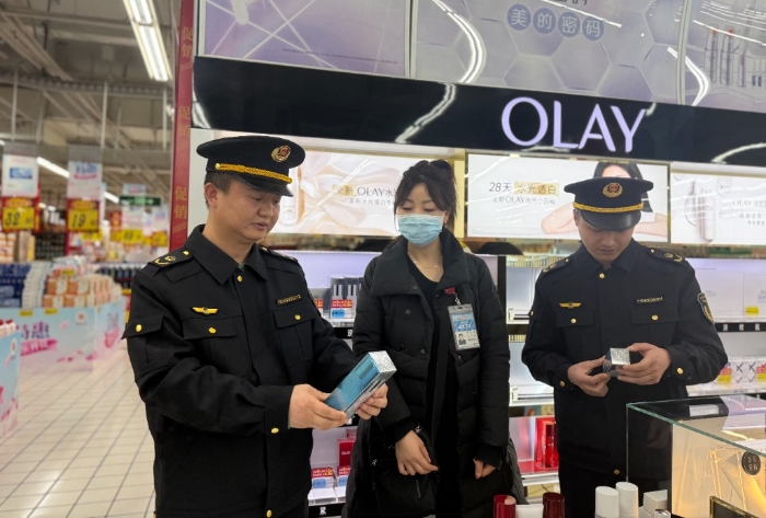圖為該分局執(zhí)法人員在一家化妝品專賣場(chǎng)進(jìn)行檢查。（吳萍 孫建新 攝）