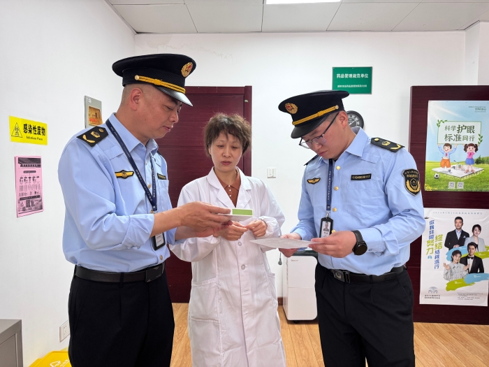 圖為該分局執(zhí)法人員正在一家學(xué)校醫(yī)務(wù)室開(kāi)展藥品檢查。（王玉婷 孫建新 攝）