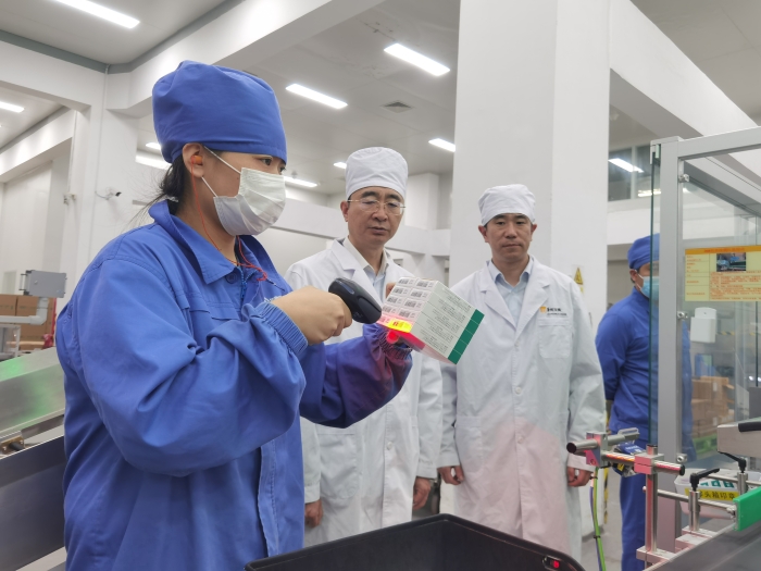 圖為4月17日，北京市藥品審評(píng)檢查中心到華潤(rùn)雙鶴工業(yè)園事業(yè)部固體制劑生產(chǎn)現(xiàn)場(chǎng)，了解補(bǔ)充申請(qǐng)落實(shí)情況。