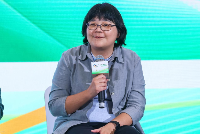 圖為Audrey Chia在第四屆守護全生命周期眼健康會議上發(fā)言。