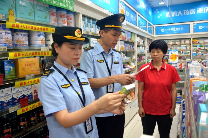 圖為6月18日，該局執(zhí)法人員在一家藥店對(duì)是否銷售回流藥進(jìn)行核查。（通訊員 文光輝攝）