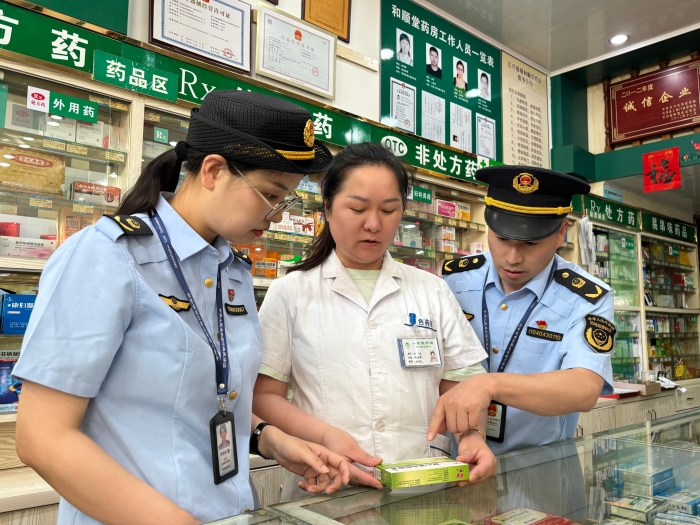 圖為該局執(zhí)法人員在一家藥店檢查。(郭亞麗 孫建新 攝) 圖為該局執(zhí)法人員在一家藥店檢查。(郭亞麗 孫建新 攝)