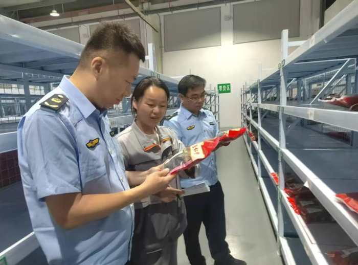 圖為監(jiān)管人員在倉(cāng)庫(kù)檢查藥品儲(chǔ)存情況。