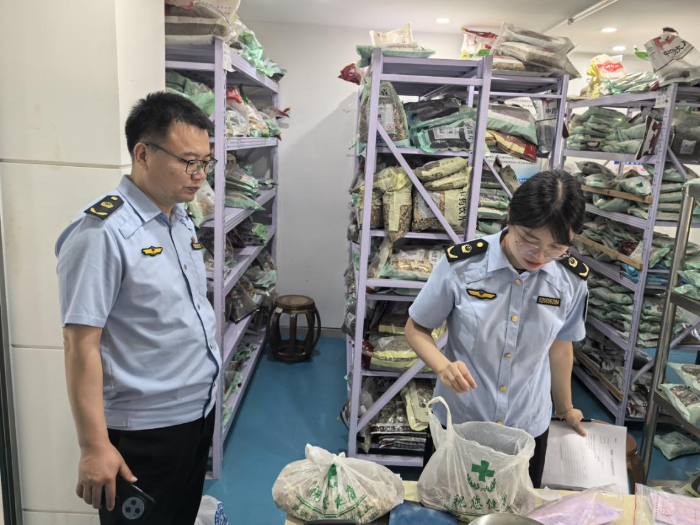 天津市藥監(jiān)局第三監(jiān)管辦聯(lián)合六個(gè)區(qū)市場監(jiān)管局深入實(shí)施藥品監(jiān)管“清源”行動(dòng)01