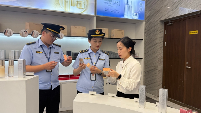 湖州吳興區(qū)開展夏季化妝品專項(xiàng)檢查行動(dòng)3 湖州吳興區(qū)開展夏季化妝品專項(xiàng)檢查行動(dòng)3